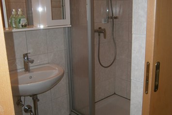 Frühstückspension: Dusche und WC im "Familienzimmer" - Frühstückspension Hermine Fraiß