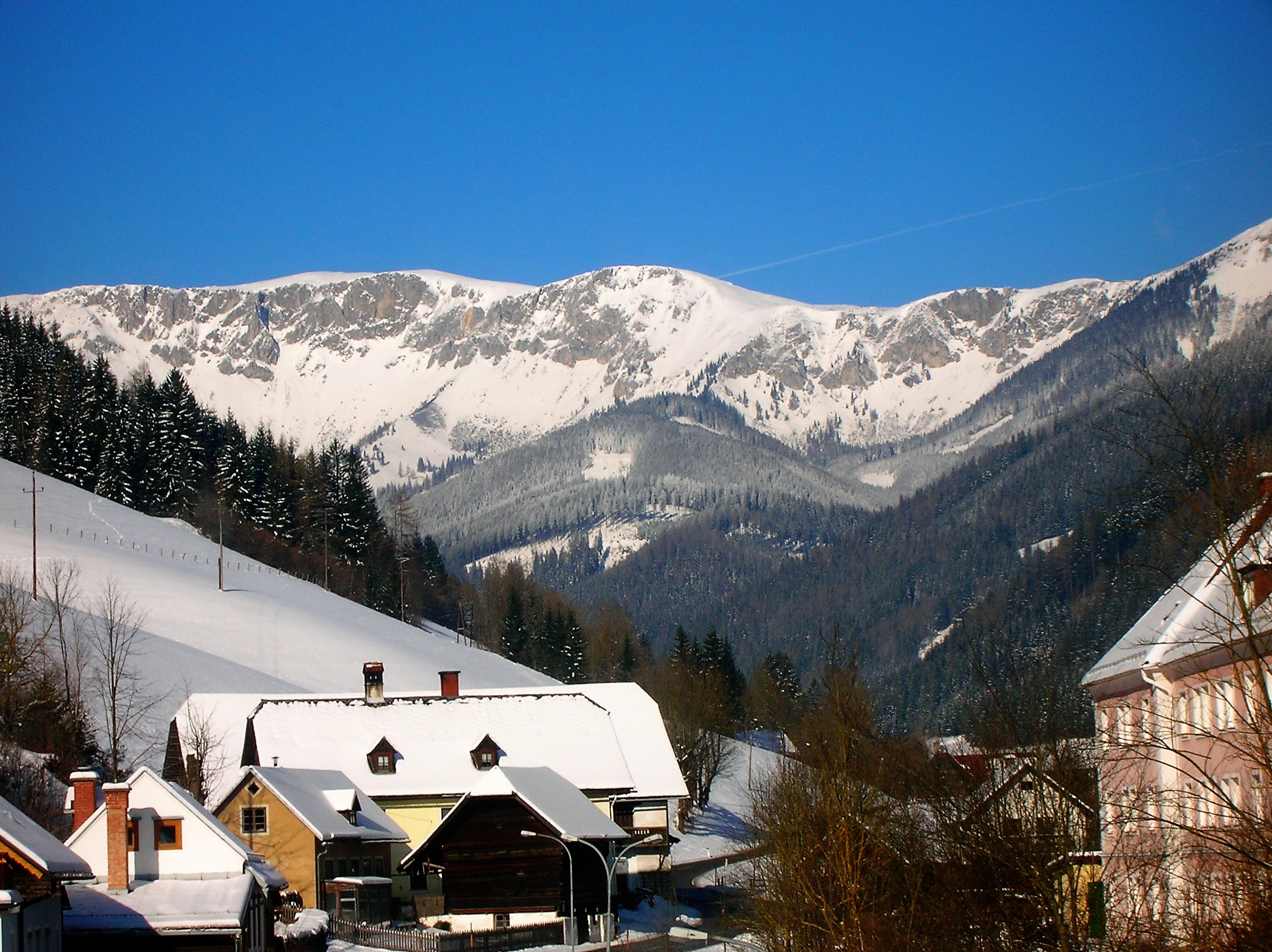 Frühstückspension: Blick auf die Brunnalm - Hohe Veitsch vom Apartment "Panorama" und "Familienzimmer" - Frühstückspension Hermine Fraiß