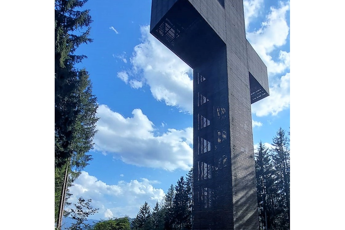 Frühstückspension: Größtes begehbares Holzkreuz der Welt - Frühstückspension Hermine Fraiß