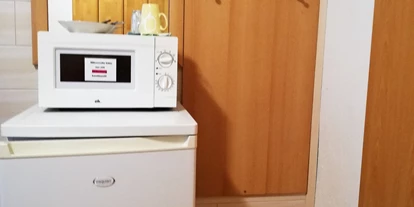 Pensionen - WLAN - Kapfenberg - Kühlschrank und Mikrowelle im "Singlezimmer" - Frühstückspension Hermine Fraiß