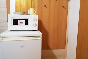 Frühstückspension: Kühlschrank und Mikrowelle im "Singlezimmer" - Frühstückspension Hermine Fraiß