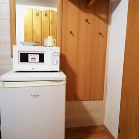 Frühstückspension: Kühlschrank und Mikrowelle im "Singlezimmer" - Frühstückspension Hermine Fraiß