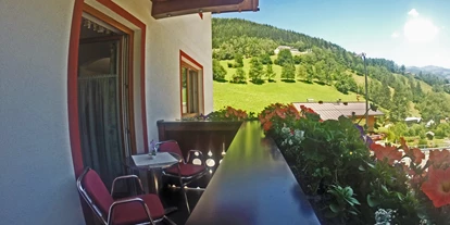 Pensionen - Parkplatz: kostenlos bei der Pension - Leogang - Balkon und Ausblick Zimmer Hundsteinblick - Zimmervermietung Babsy