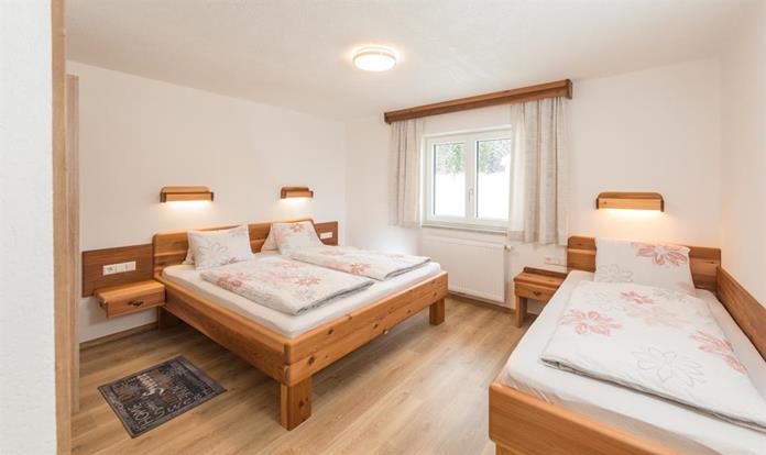 Frühstückspension: Dreibettzimmer im Appartement Dachstein - Pension Wagnerhof