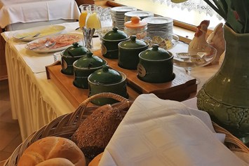 Frühstückspension: Frühstücksbuffet - Familie Mössner *Landgasthof Pension*