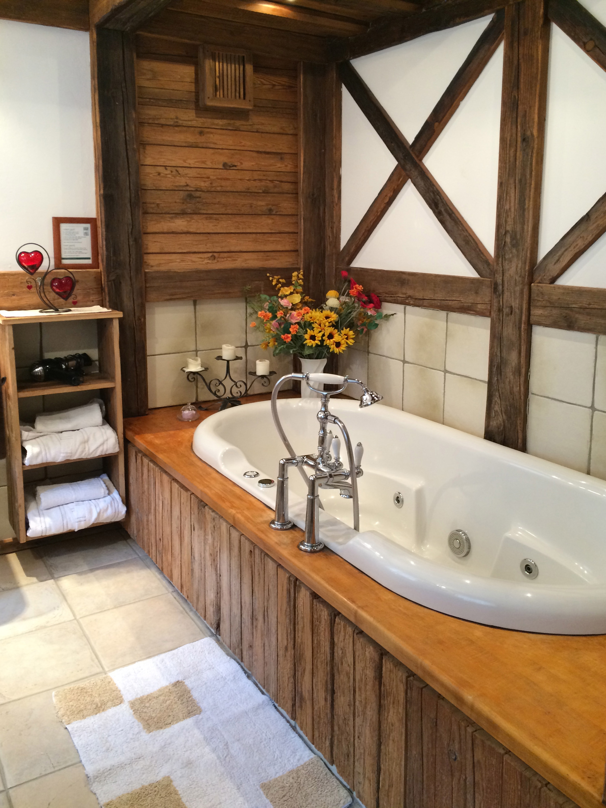 Frühstückspension: Badezimmer mit Whirlpool und Fußbodenheizung - Jakobbauer