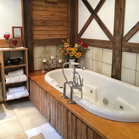 Frühstückspension: Badezimmer mit Whirlpool und Fußbodenheizung - Jakobbauer
