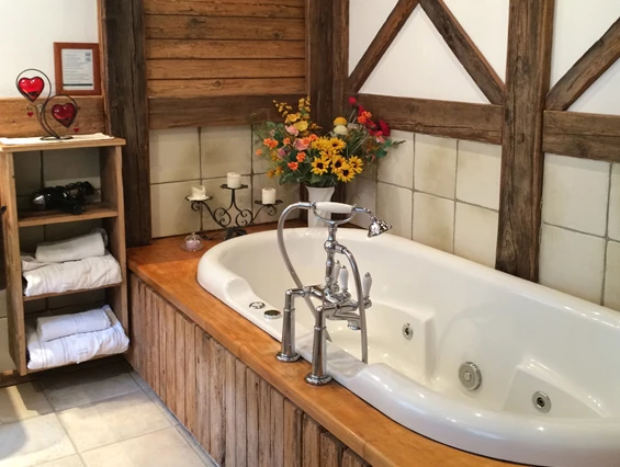 Frühstückspension: Badezimmer mit Whirlpool und Fußbodenheizung - Jakobbauer