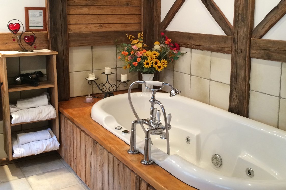 Frühstückspension: Badezimmer mit Whirlpool und Fußbodenheizung - Jakobbauer