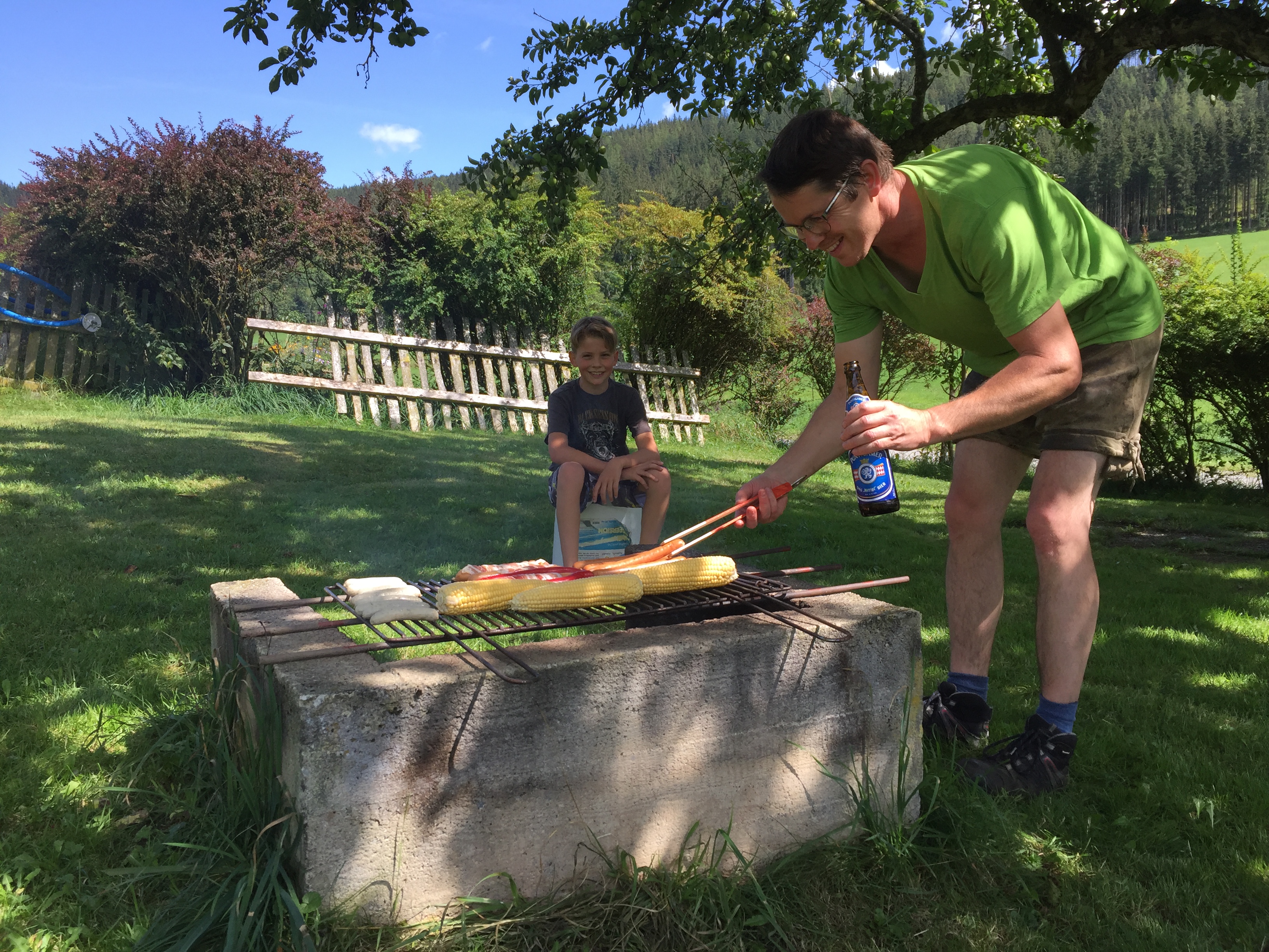 Frühstückspension: Grillmöglichkeit gibt es im Obstgarten beim Außenpool - Jakobbauer