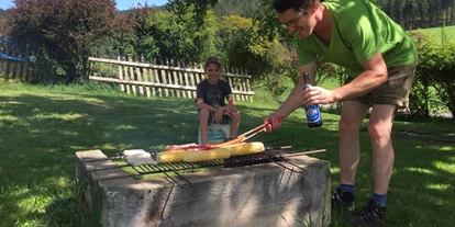 Pensionen - WLAN - Kapfenberg - Grillmöglichkeit gibt es im Obstgarten beim Außenpool - Jakobbauer