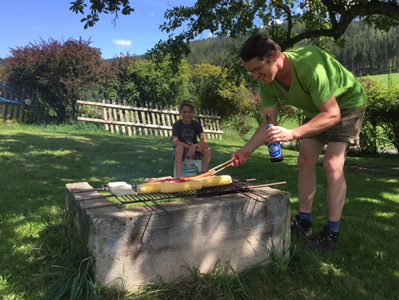 Frühstückspension: Grillmöglichkeit gibt es im Obstgarten beim Außenpool - Jakobbauer