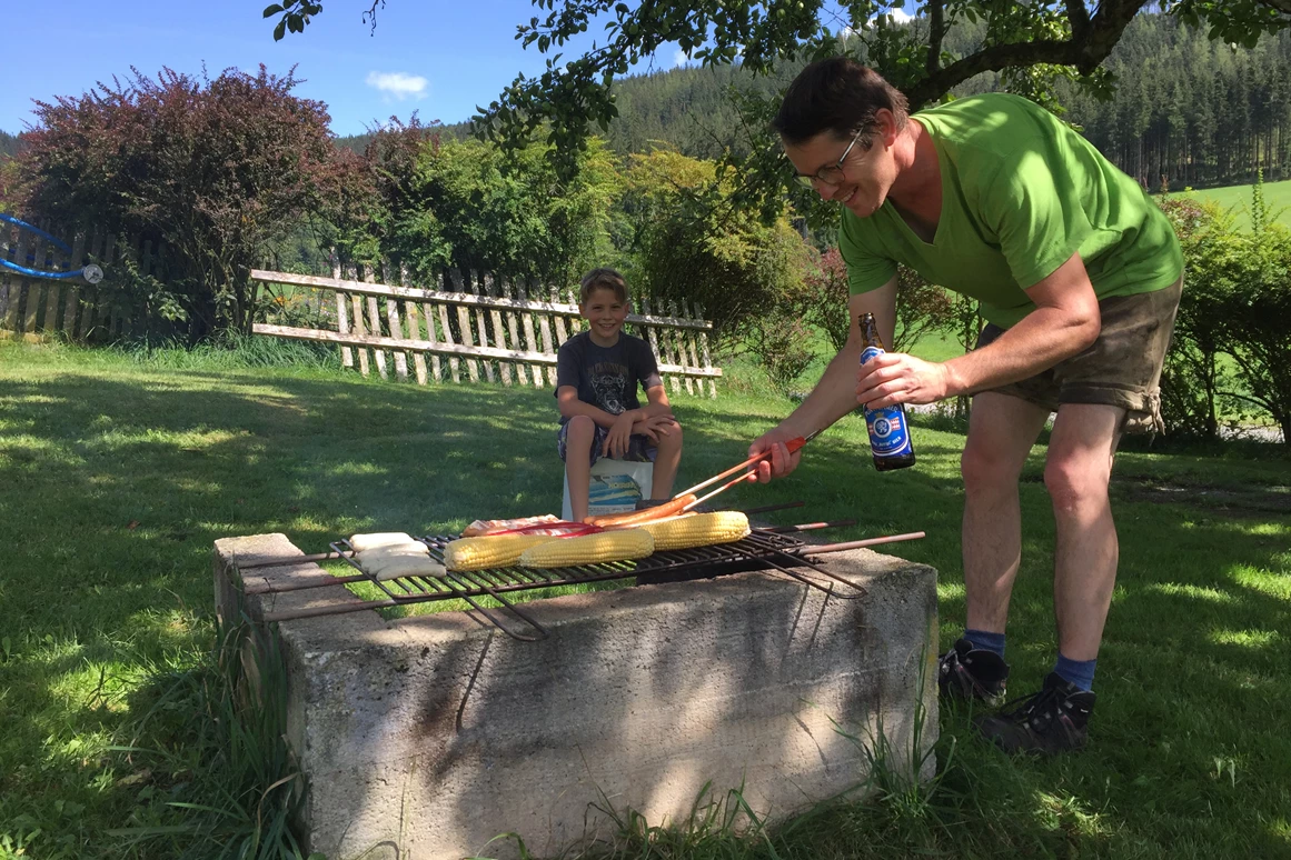 Frühstückspension: Grillmöglichkeit gibt es im Obstgarten beim Außenpool - Jakobbauer