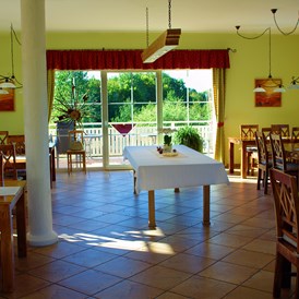 Frühstückspension: Unser Frühstücksraum mit der großen Südterasse kann jederzeit gerne als Aufenthaltsraum genutzt werden. - Pension Lammerhof