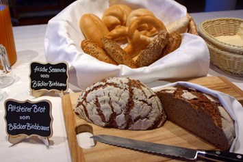 Frühstückspension: Regionalität ist uns sehr wichtig: Unser Brot und unsere Semmeln werden täglich frisch vom Bäcker aus Fürstenfeld ins Haus geliefert.  - Pension Lammerhof