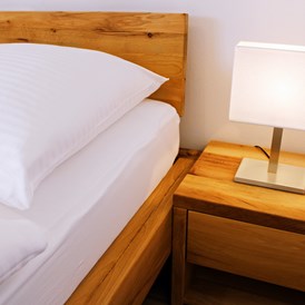 Frühstückspension: Der Schlafbereich überzeugt durch den Komfort und die Gemütlichkeit eines Vollholz-Bettes und die angenehmen, natürlichen Holzelemente. - Pension Lammerhof