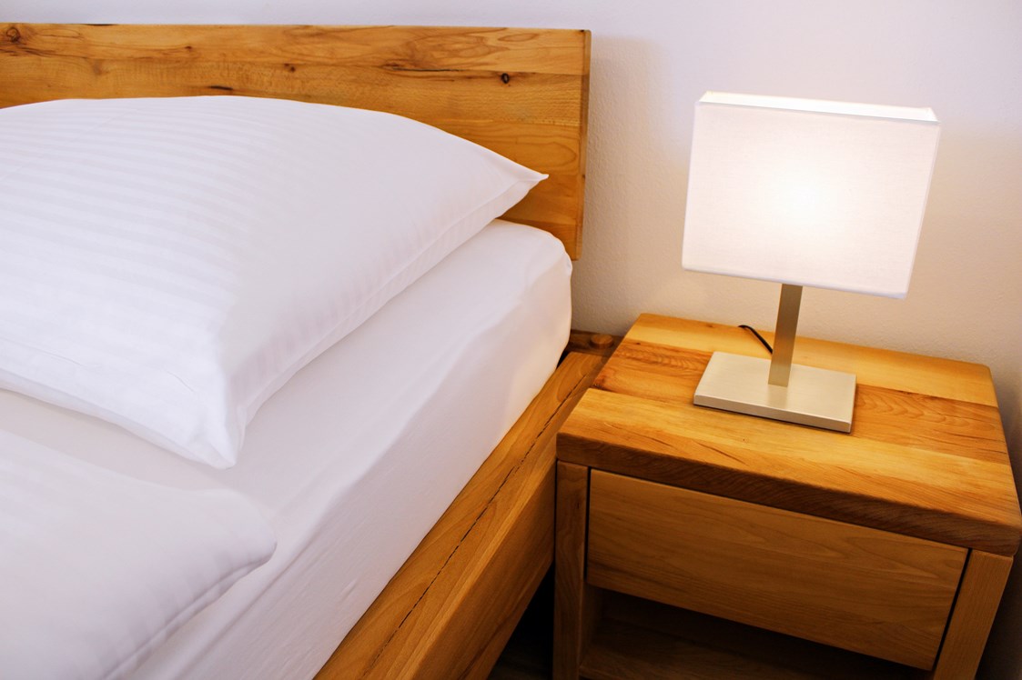 Frühstückspension: Der Schlafbereich überzeugt durch den Komfort und die Gemütlichkeit eines Vollholz-Bettes und die angenehmen, natürlichen Holzelemente. - Pension Lammerhof