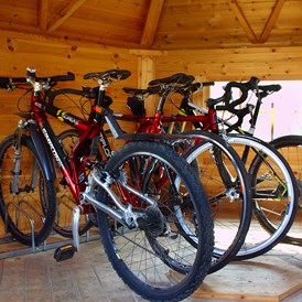 Frühstückspension: Ihre Fahrräder können Sie jederzeit gerne kostenfrei in unserer Fahrradhütte unterstellen. - Pension Lammerhof