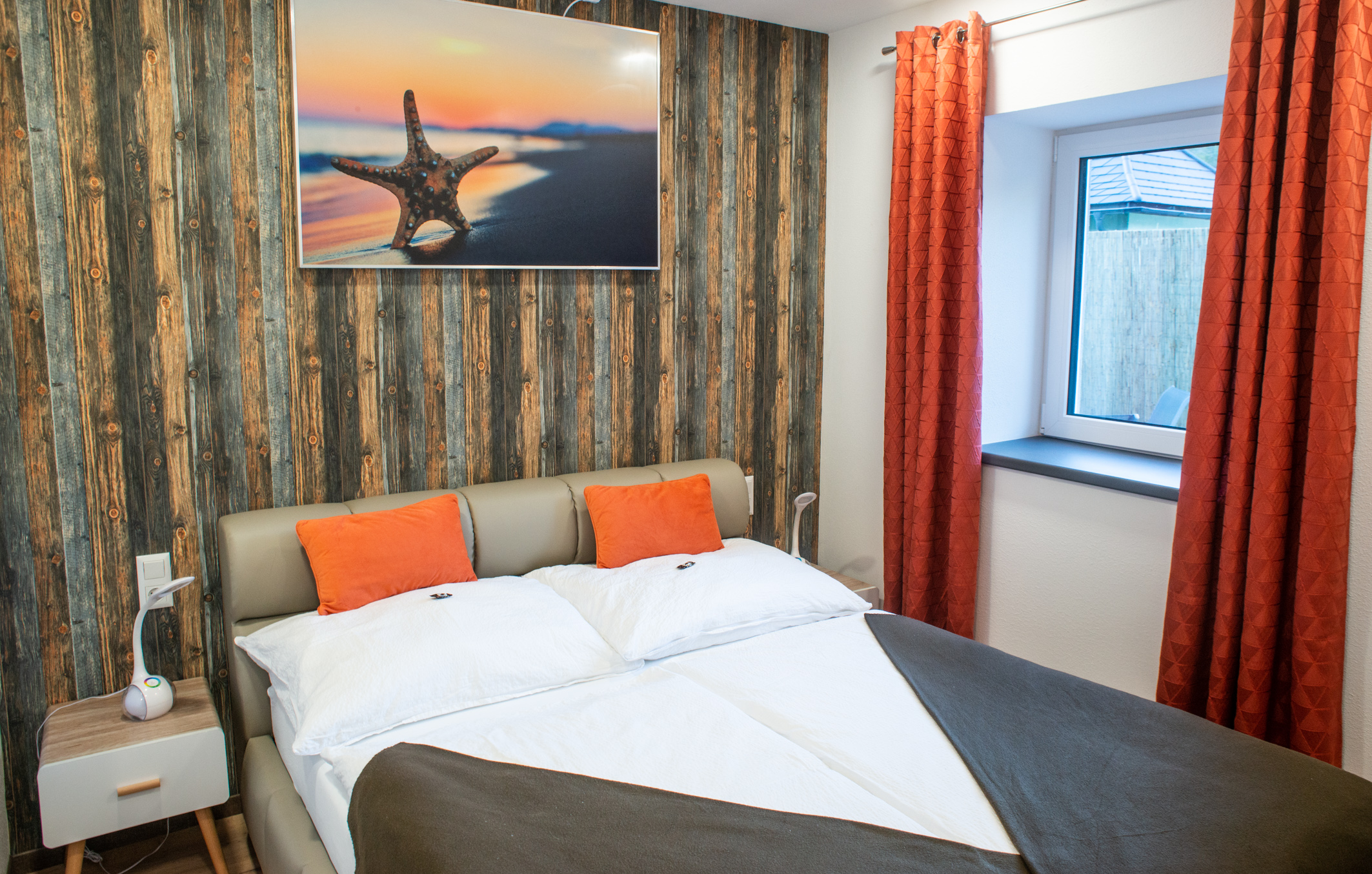 Frühstückspension: Appartement mit Bergblick - ein Doppelbettzimmer, separates Wohnzimmer mit Essecke, Ausziehcouch, Bad/WC, Küche mit Geräten und Kochutensilien, Bettwäsche und WC - Papier vorhanden, Handtücher, gratis WLAN, Flat TV, Kosmetikartikel, Terrasse         2 - max. 4 Personen - Burnout Wildalps