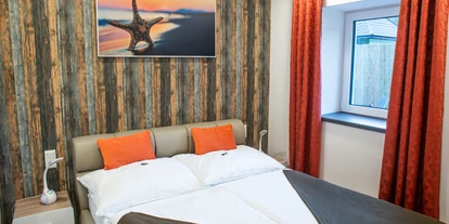 Pensionen - Turnau - Appartement mit Bergblick - ein Doppelbettzimmer, separates Wohnzimmer mit Essecke, Ausziehcouch, Bad/WC, Küche mit Geräten und Kochutensilien, Bettwäsche und WC - Papier vorhanden, Handtücher, gratis WLAN, Flat TV, Kosmetikartikel, Terrasse         2 - max. 4 Personen - Burnout Wildalps