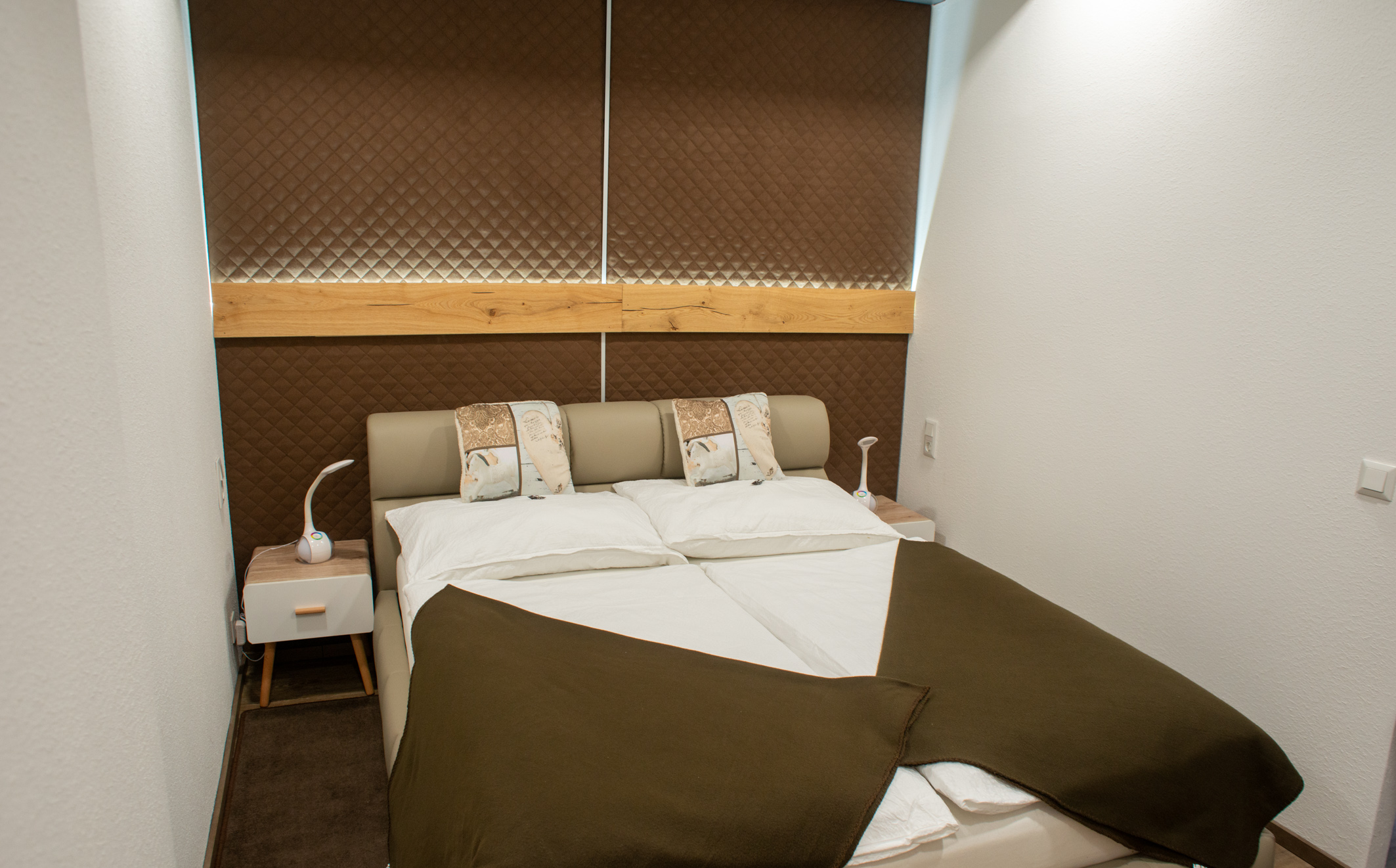 Frühstückspension: Appartement mit Gartenblick - ein Doppelbettzimmer mit abgetrenntem Wohn und Essbereich - Ausziehcouch, Bad/WC, kleine Küche mit Geräten und Kochutensilien, Bettwäsche und WC - Papier vorhanden, Handtücher, gratis WLAN, Flat TV, Kosmetikartikel, Terrasse      2 - max. 4 Personen - Burnout Wildalps