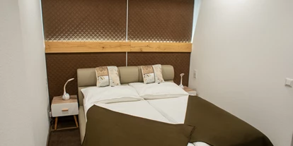 Pensionen - Turnau - Appartement mit Gartenblick - ein Doppelbettzimmer mit abgetrenntem Wohn und Essbereich - Ausziehcouch, Bad/WC, kleine Küche mit Geräten und Kochutensilien, Bettwäsche und WC - Papier vorhanden, Handtücher, gratis WLAN, Flat TV, Kosmetikartikel, Terrasse      2 - max. 4 Personen - Burnout Wildalps