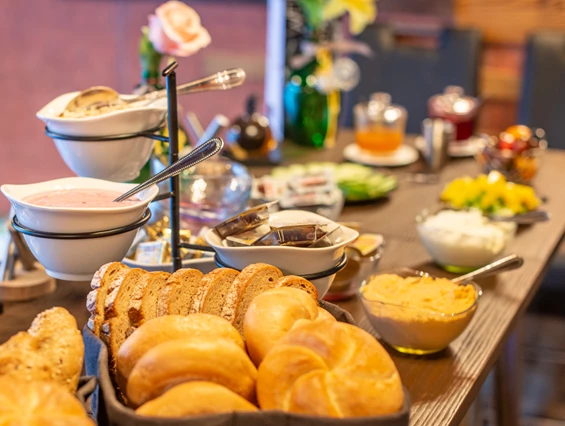 Frühstückspension: Frühstücksbuffet jeden Morgen im Pub von 8.30 Uhr bis 10.00 Uhr - Burnout Wildalps