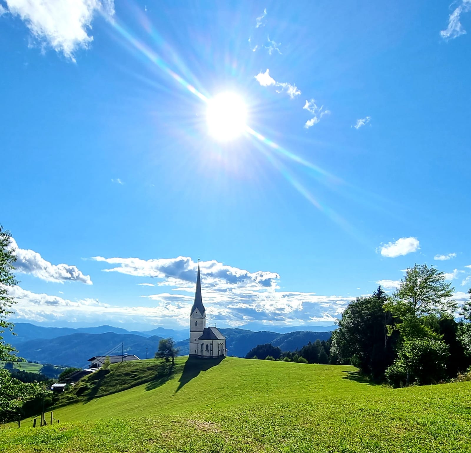 Frühstückspension: Unsere Hochzeitskirche an einem schönen Nachmittag mit Blick richtung Italien    #Panorama  - Gasthof Gutmann 