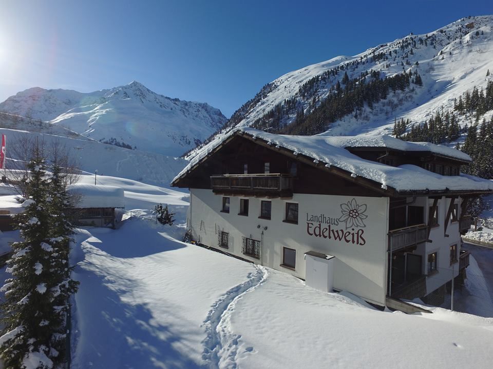 Pensionen - Parkplatz: kostenlos bei der Pension - Moos in Passeier - Landhaus Edelweiss
