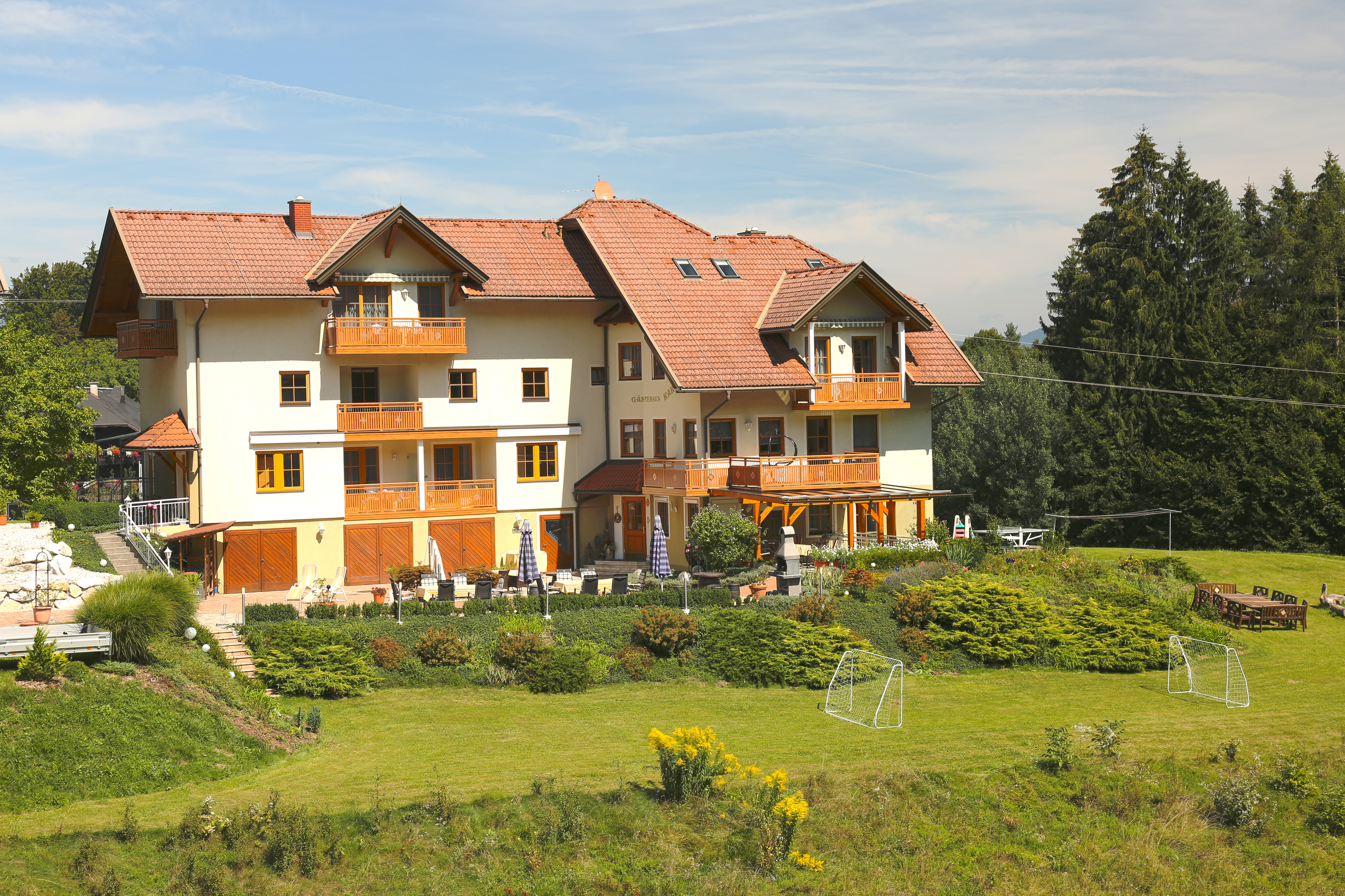 Frühstückspension: Rund um das Haus - Gästehaus Karoline