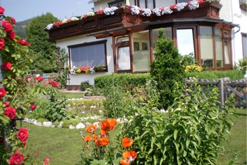 Frühstückspension: Gartenanlage mit kleinem Biotop - Pension Leyrer