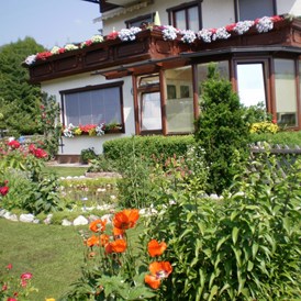 Frühstückspension: Gartenanlage mit kleinem Biotop - Pension Leyrer