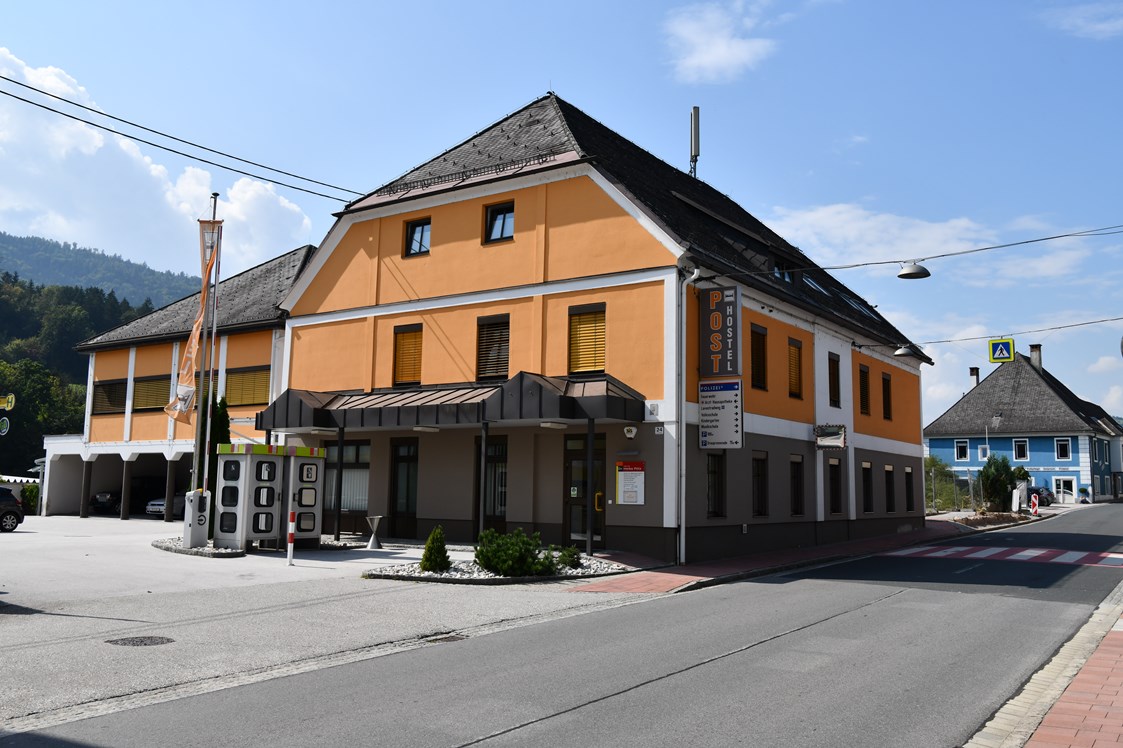 Frühstückspension: Das ehemalige Postgebäude wird seit 2014 als Posthostel geführt. Mitten am Hauptplatz in Lavamünd - direkt am Drauradweg R1 und dem Lavantradweg R10; am Jakobsweg - am Lavanttaler Höhenweg - am Kärntner Grenzweg - am Benediktweg - am Mariazeller Weg - Posthostel Lavamünd