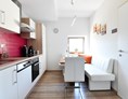 Frühstückspension: Küche im Studio -  befindet sich im 2. Stock - mit Eckbank und Sessel für 4 -5 Personen - Posthostel Lavamünd