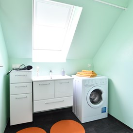 Frühstückspension: Badezimmer im Studio -  mit Waschmaschine und Dusche - Posthostel Lavamünd