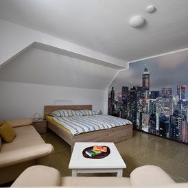 Frühstückspension: Doppelzimmer New York im 2. Stock - Dachgeschoss - Posthostel Lavamünd