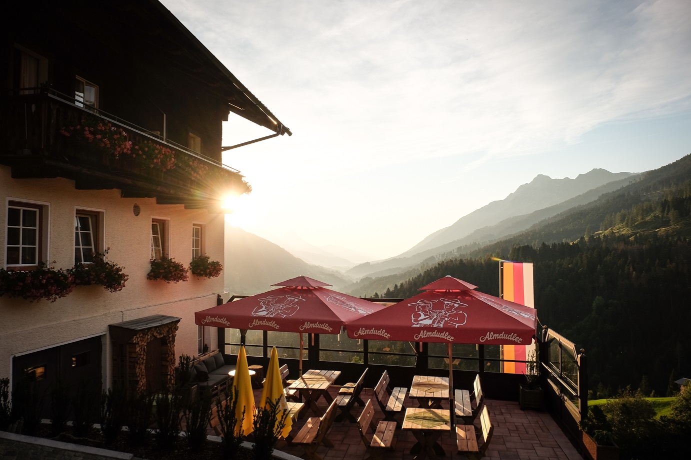 Pensionen - PLZ 9900 (Österreich) - Nicht nur von unserer Terrasse aus, haben Sie einen Fernblick wie er im Urlaubsbilderbuch steht. - Berggasthof-Pension Lahnerhof