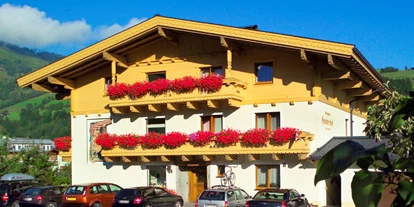 Pensionen - Parkplatz: kostenlos bei der Pension - Leogang - "Durch und durch familiäre Atmosphäre", dieser Philosophie haben wir uns schon seit jeher verschrieben. 
  
Sie sollen sich bei uns wohl fühlen. Deshalb haben wir unsere "Pension Hauserhof" und die "Hauserbauer Appartements" besonders gemütlich eingerichtet. 
  
Es erwartet Sie ein freundliches und gemütliches Flair im typischen ländlichen Stil. 
  
Und dazu ehrliche Gastfreundschaft, die nicht vom Üben kommt, sondern wirklich von Herzen! 
  
Freuen Sie sich auf wunderschöne Tage bei uns in Kaprun...  - Pension Hauserhof
