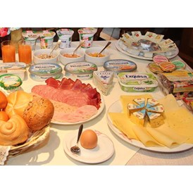 Frühstückspension: Frühstücksbuffet - nahrhaft und gut - Haus Sarah
