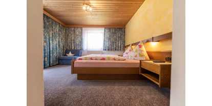 Pensionen - Parkplatz: kostenlos bei der Pension - Seefeld in Tirol - Komfortzimmer - bequeme Fernsehsessel inkludiert - Haus Sarah
