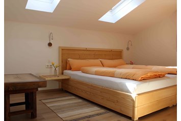 Frühstückspension: Apartment: kuscheliges Schlafzimmer mit Doppelbett und Dachfenstern - Haus Sarah