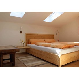 Frühstückspension: Apartment: kuscheliges Schlafzimmer mit Doppelbett und Dachfenstern - Haus Sarah