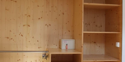 Pensionen - Parkplatz: kostenlos bei der Pension - Seefeld in Tirol - Apartment: offener Kleiderschrank - Haus Sarah