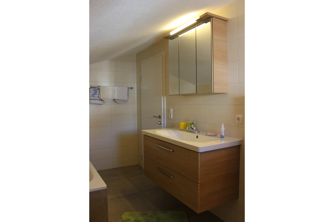 Frühstückspension: Apartment: großer Waschtisch mit Spiegelschrank - Haus Sarah