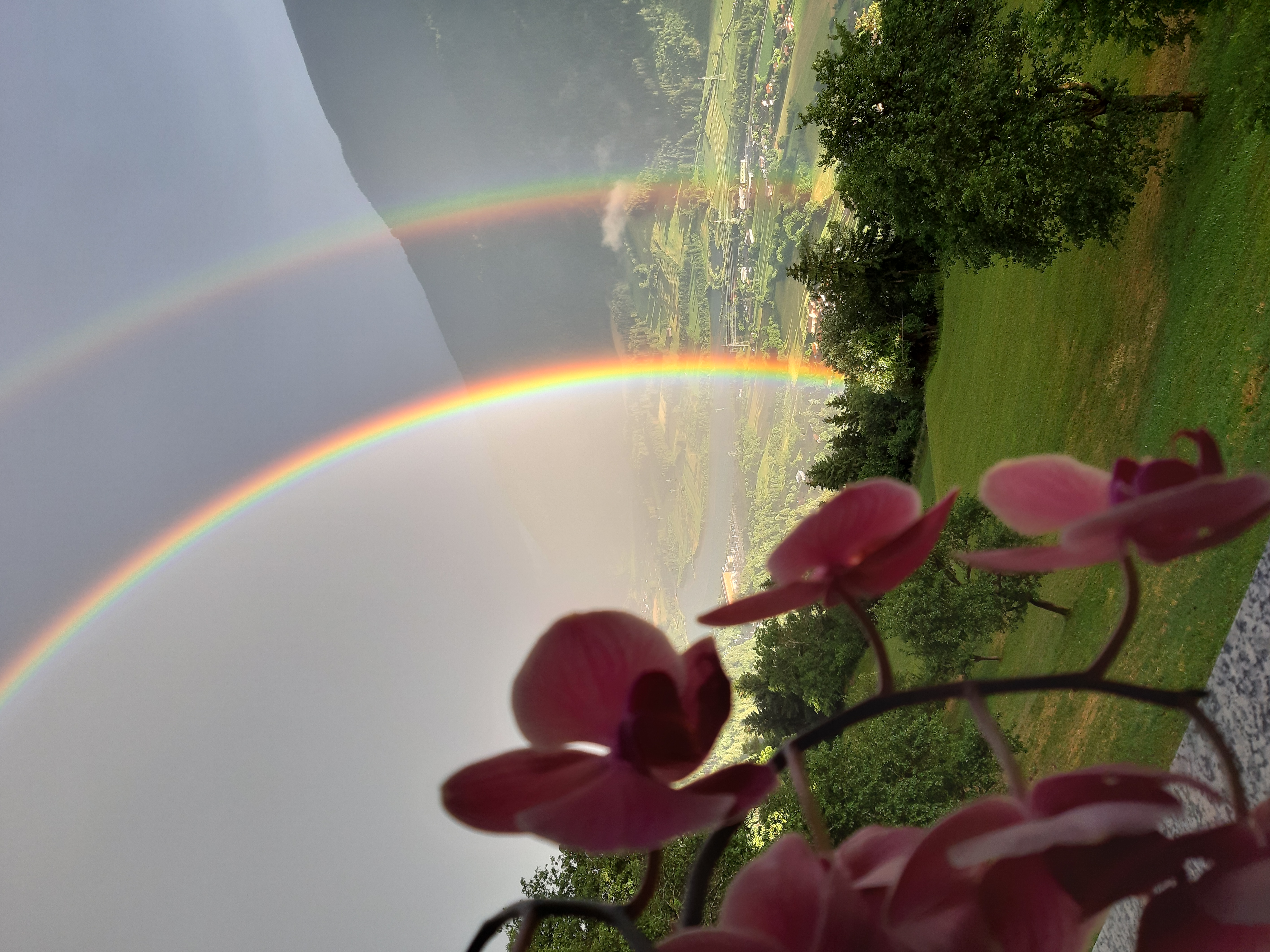 Frühstückspension: Blick ins Tal nach dem Regen. - Panoramapension Platzer