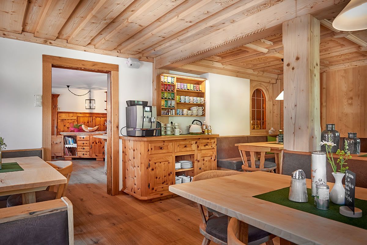 Frühstückspension: Frühstücksraum mit Bio Teestation und Kaffeemaschine - Pension Bliem