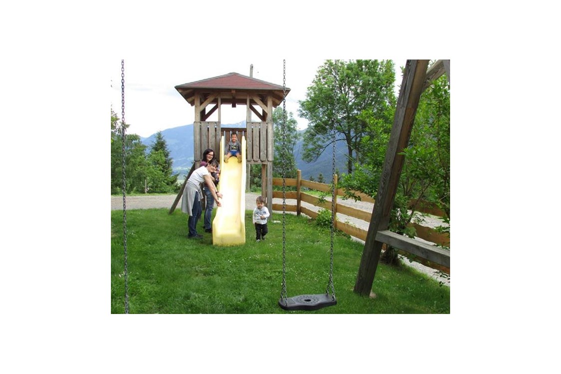 Frühstückspension: Kinderspielplatz mit Spielturm und Rutsche. - Waldpension Ranner