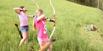 Pensionen - Restaurant - Bogenschießen auf dem gleich neben unserer Waldpension liegenden 3-D-Bogenparcours.
Ein Spaß für jung und alt. - Waldpension Ranner - Ferienwohnungen