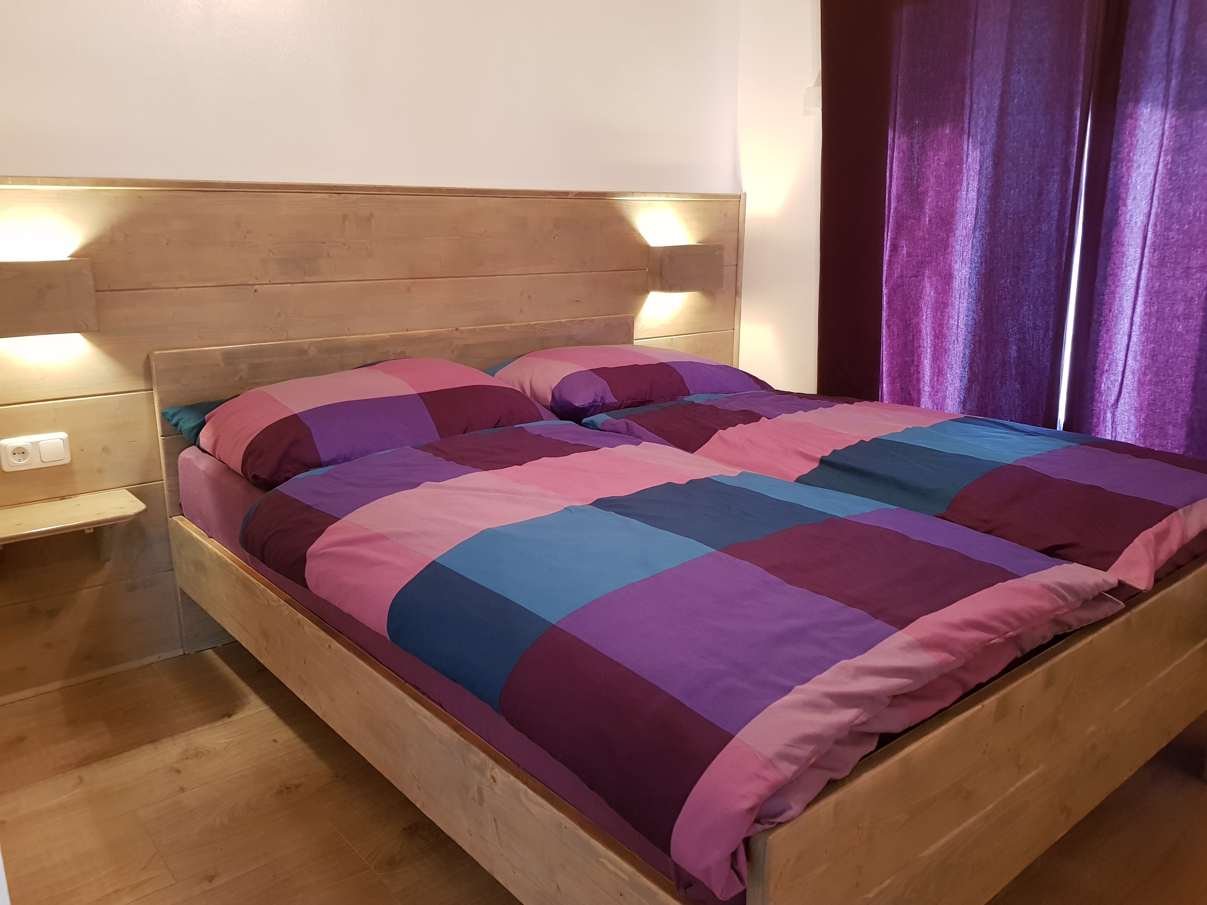 Frühstückspension: Schlafzimmer Bordeaux - Pension Rosenheim