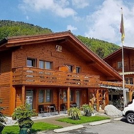 Pensionen - Terrasse - Berner Oberland - Aussenansicht vom Chalet-Gafri BnB - Chalet-Gafri BnB - Frühstückspension mit Top-Service auch jetzt in dieser Zeit.